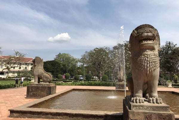 getting to know cambodia siem reap fountain