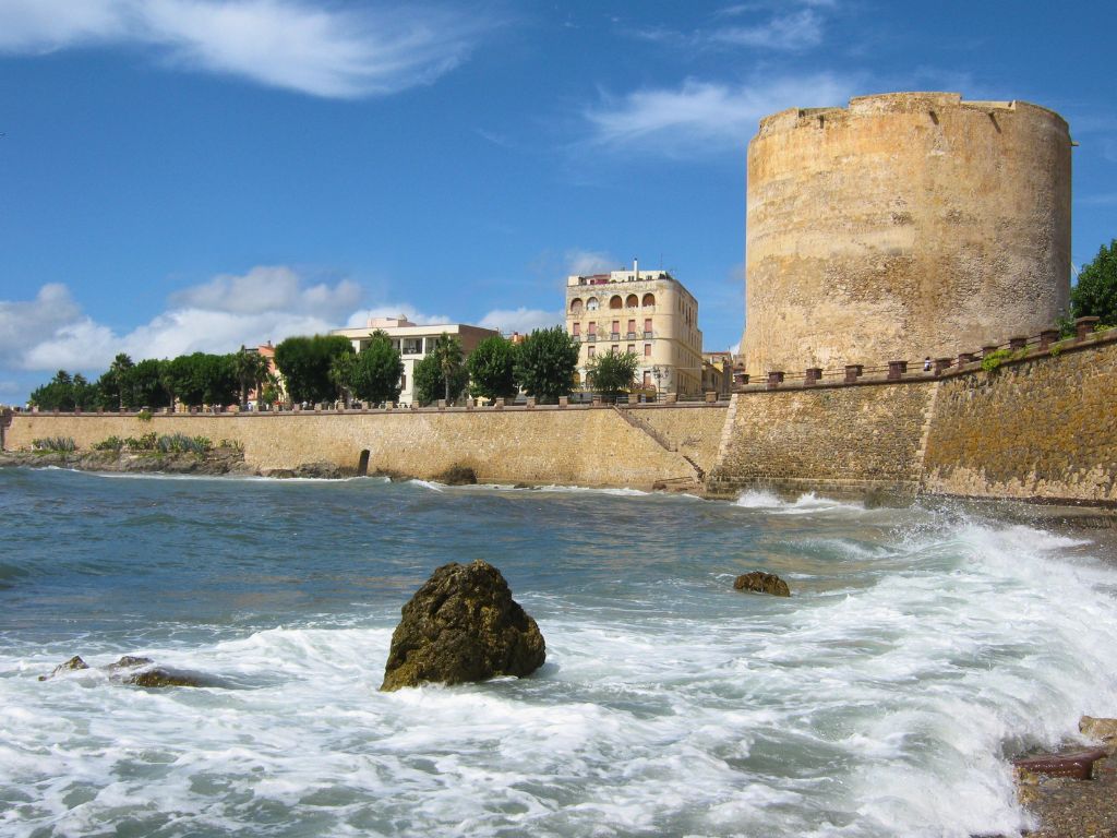 alghero shoreline waves