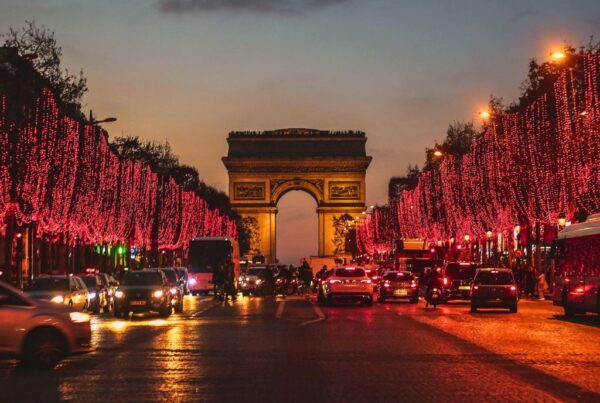 arc de triomphe lit up in paris in december
