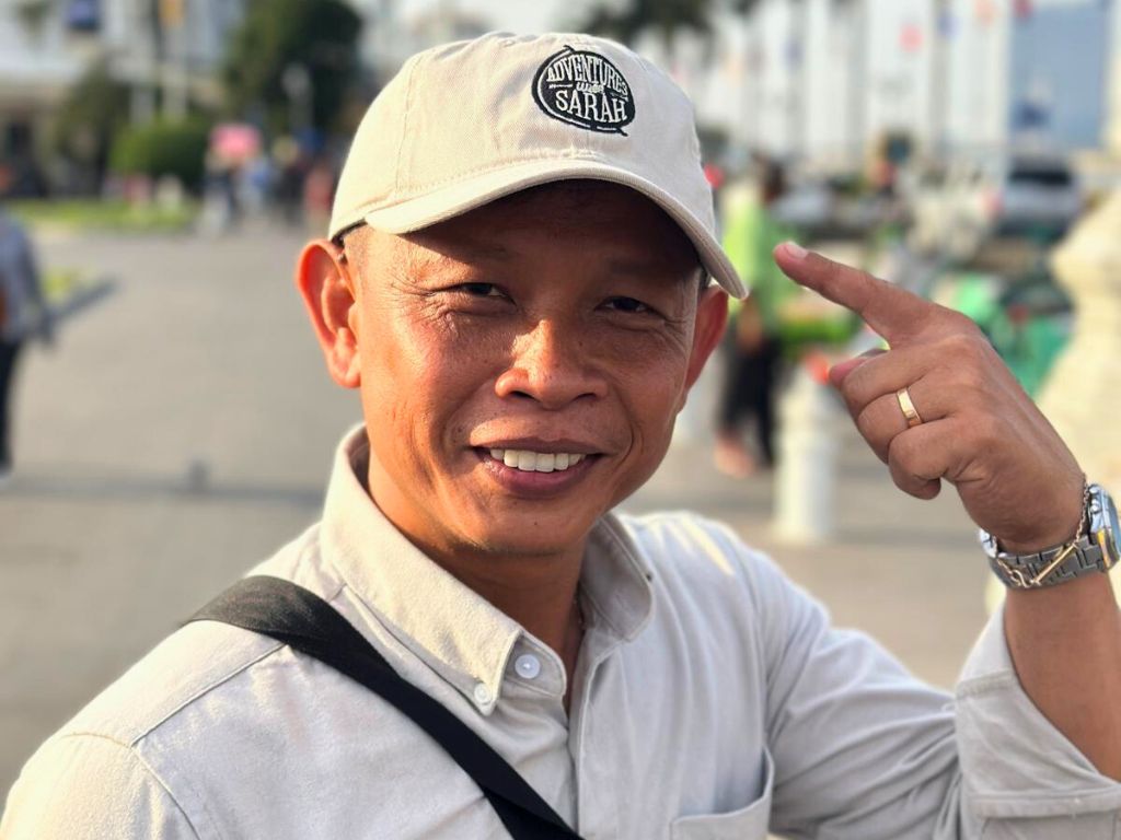 cambodia guide wearing adventures with sarah hat