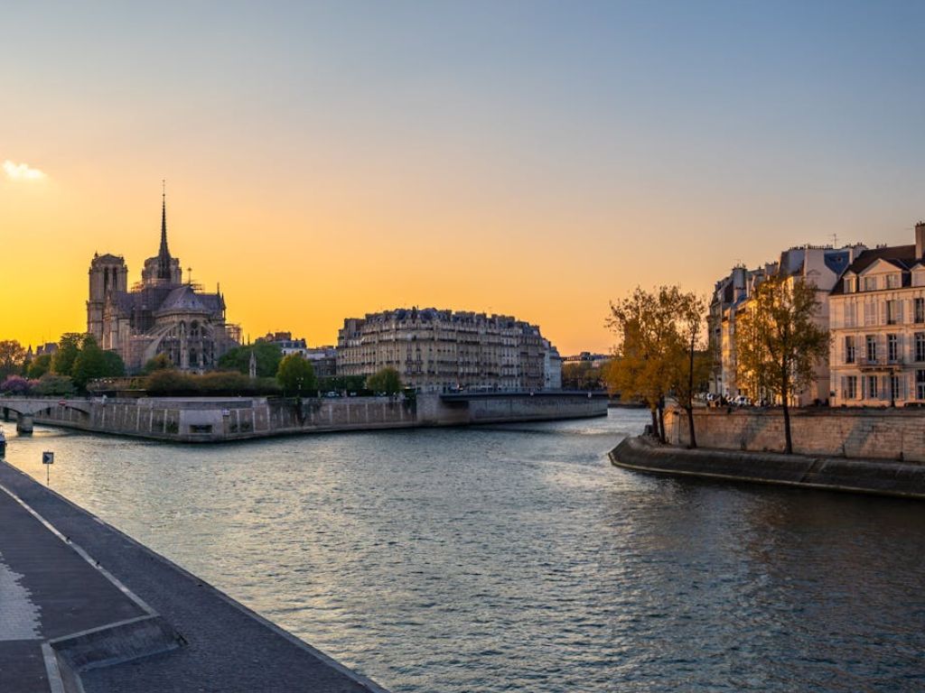 view of islands and notre dame in middle of seine river