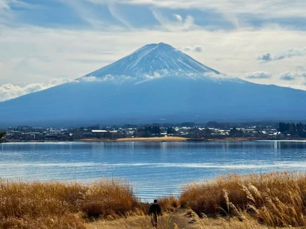 view of mount fuji japan with lake in foreground
