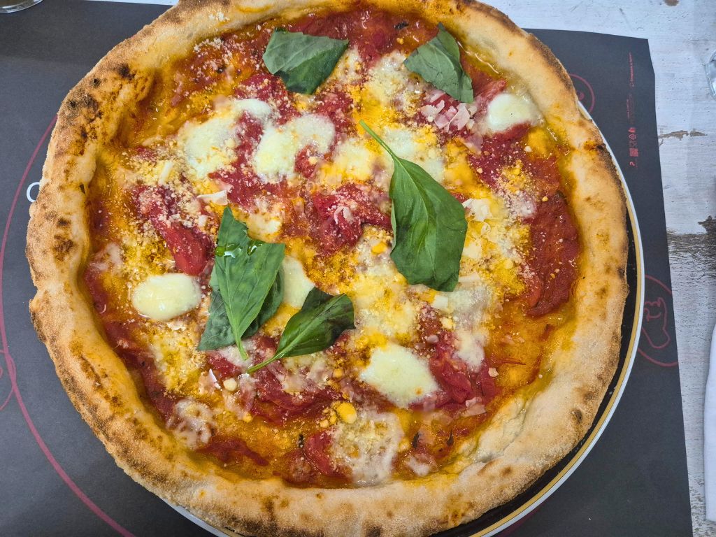 neapolitan pizza margherita